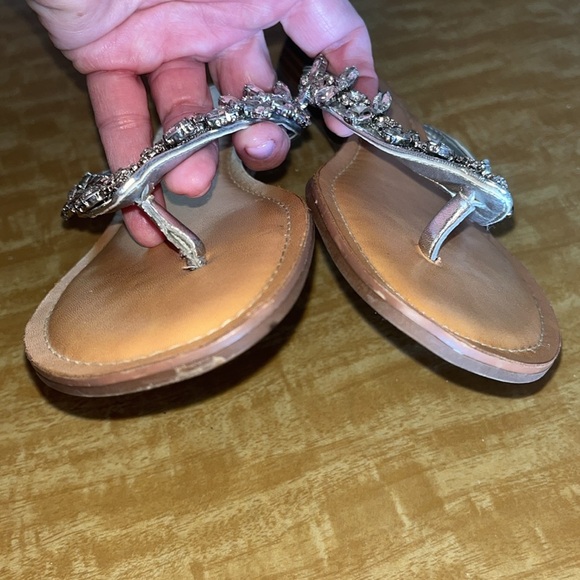 Carlos bejeweled silver toned flip flops size 6 1/2 in great condition - Picture 4 of 7